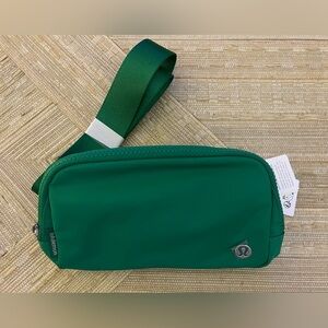 Luxe green lululemon everywhere beltbag NWT